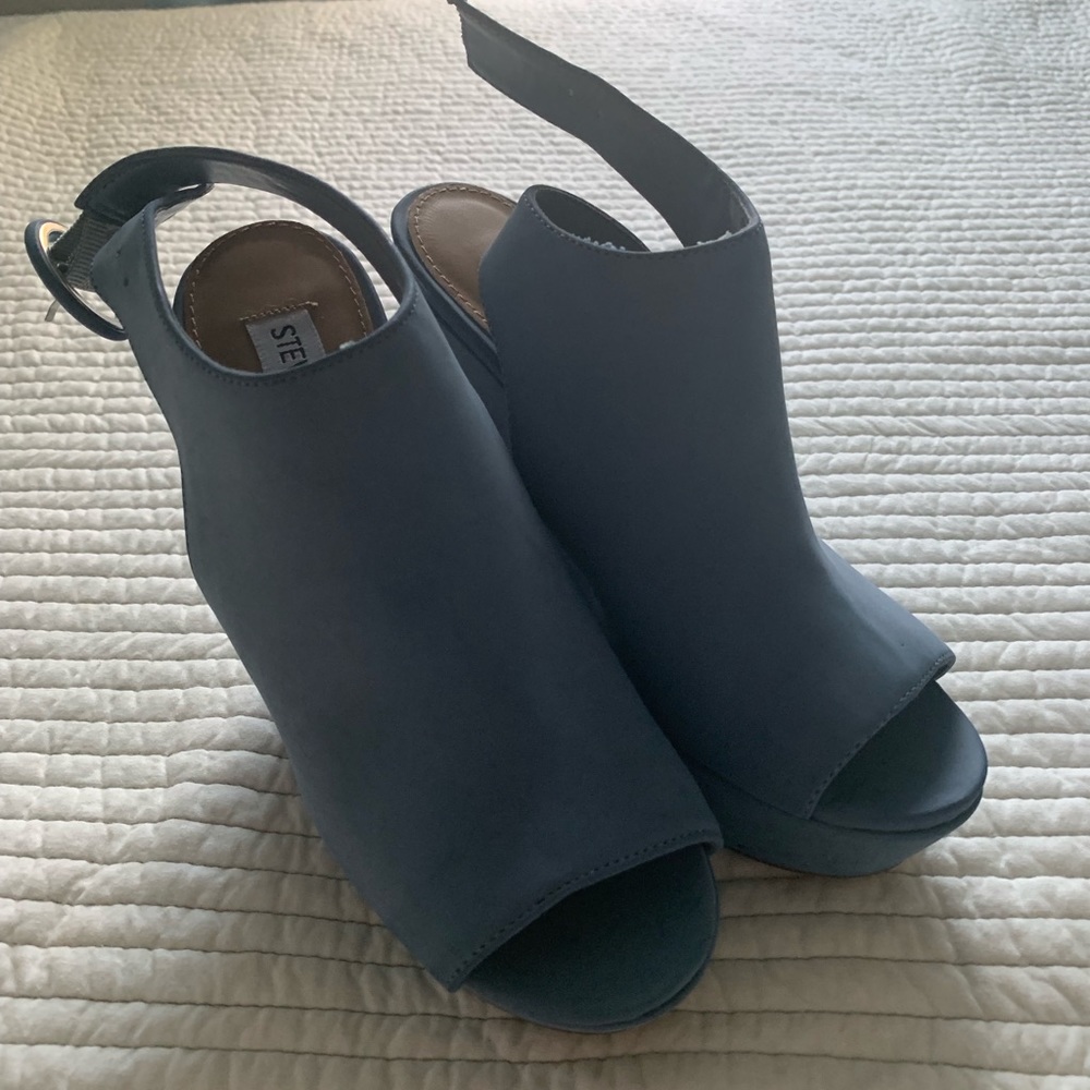 Steve Madden extinct wedges